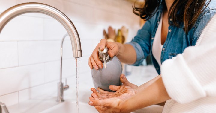How To Hold Your Arms Germ-Free, From An Infectious Illness Specialist